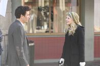 How I Met Your Mother – Noch ahnt Zoey (Jennifer Morrison, r.) nicht, dass Ted (Josh Radnor, l.) der Architekt der Vernichtung ist ...