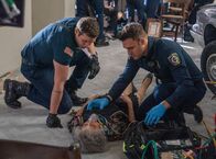 9-1-1 Notruf L.A. – L-R: Evan 'Buck' Buckley (Oliver Stark), Marie (Lynn Milgrim) und Eddie Diaz (Ryan Guzman)