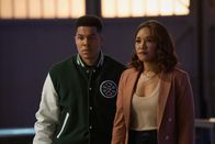 The Flash – Deon Owens (Christian Magby, l.); Iris West-Allen (Candice Patton, r.)