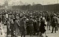 Ein Tag in Auschwitz – „Selektion“ in Auschwitz – kleine Kinder und Frauen gelten als „nicht einsatzfähig“ und werden abgesondert.