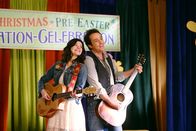 The Middle – Reverend Tammy (Casey Wilson, l.) Reverend TimTom (Paul Hipp, r.)