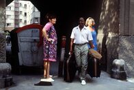 Kaisermühlen Blues – (v.li.) Brigitte Swoboda (Koziber), Frank Oladeinde (Herr Okonkwo), Marianne Mendt (Gitti Schimek).
