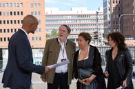 Großstadtrevier – Lukas Petersen (Patrick Abozen, l.) und Harry Möller (Maria Ketikidou, r.) müssen Rudi (Jürgen Uter, 2.v.l.) und Elfie Kissler (Franziska Traub, 2.v.r.) erklären, dass sie gefälschte Konzertkarten gekauft haben.