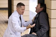 In aller Freundschaft – Erschrocken entdeckt Kaminski Blut - nein, das hat er nicht gewollt.