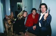 Kommissar Rex – Anne (Nadeshda Brennicke, l.) konnte in letzter Sekunde vor einem Opferritual einer satanischen Sekte in Kommissar Mosers (Tobias Moretti, r.) Haus fliehen. Dort werden nun Moser, Rex und die Tierärztin Sonja (Daniela Gaets, M.) von den Sektenmitgliedern bedroht.
