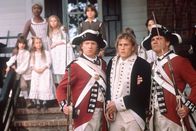 Der Patriot – Nachdem der britische Colonel Tavington kaltblütig Sohn Thomas erschießt und Gabriel (Heath Ledger, M.) zur Hinrichtung abführen lässt, schlägt Benjamin Martin gnadenlos zurück ...