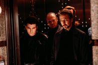 Stirb langsam – Gelingt es Hans Gruber (Alan Rickman, r.) und seinen Schergen, die 640 Millionen Dollar aus dem Firmentresor zu entwenden?