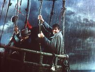 Die geheimnisvolle Insel – Mit Hilfe eines Fesselballons fliehen fünf Männer, unter der Führung von Captain Harding (Michael Craig, r.), aus dem Gefängnis - sie geraten in einen Sturm und treiben immer mehr westwärts ...