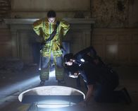 The Rookie – Feuerwehrfrau Kayla (Melissa Marty, l.), Officer Celina Juarez (Lisseth Chavez, M.) und Officer Lucy Chen (Melissa O'Neil, r.) leisten Bailey Nune seelischen Beistand, nachdem sie in eine Falle geraten ist.