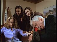 Diagnose: Mord – Dana (Andy Shreeman, l.), die Freundin von Amy (Ele Keats, 2.v.r.), hat sich bei einem Sturz den Knöchel verstaucht. Mark (Dick Van Dyke, r.) und Amanda (Victoria Rowell, 2.v.l.) kümmern sich um sie.