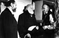Onkel Bräsig – Begleitet von Havermann (Robert Zimmerling, links) leiht sich Kammerrat von Rambow (Max Grothusen) beim alten Moses (Rudolf Beiswanger, rechts) Geld, um Spielschulden seines Sohnes bezahlen zu können.