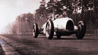 Supercar Tech – Der Audi-Vorgänger Auto Union stellte im Jahr 1934 erstmals das Modell Silberpfeil auf der Avus Rennstrecke in Berlin vor.