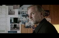 Trom - Tödliche Klippen – Hannis (Ulrich Thomsen) will den mysteriösen Tod seiner Tochter aufklären – um jeden Preis.