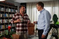 Browser Ballett – Der Alkohol tut sein übriges, um aus dem lang ersehnten Wiedersehen zwischen Christoph (Schlecky Silberstein, l.) und dessen Kindheitsfreund und baldigem Trauzeugen Hannes (Sebastian Hülk, r.) eine Schlammschlacht zu machen.