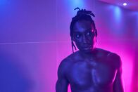 Femme – In einer Schwulensauna trifft Jules (Nathan Stewart-Jarrett) unerwartet Preston wieder, der ihn wenige Monate zuvor brutal und aus homophoben Gründen zusammengeschlagen hat.