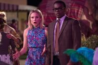 The Good Place – Nachdem Eleanor (Kristen Bell, l.) und Chidi (William Jackson Harper, r.) dafür gesorgt haben, dass Michael in eine Sinnkrise schlittert, stehen sie plötzlich vor einem riesigen Berg aus Problemen ...