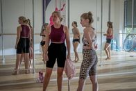 SOKO Linz – Es war eine harte Schule, aber wenn Heidi Gallos in ihrem ehemaligen Job als Stripperin eines gelernt hat, dann ihre Frau zu stehen und sich gegen übergriffige Männer durchzusetzen. Ihre Frau zu stehen und sich gegen übergriffige Männer durchzusetzen - dieses Wissens gibt die erklärte Feministin, Heidi Gallos, nun in ihrem women-only Pole-Fit-Studio an interessierte und sportbegeistertet Linzerinnen, wie Lilo Priess (Zoe Straub, r.) und Ines Staffelbauer (Konstanze Dutzi, l.) weiter.