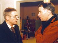 In aller Freundschaft – MDR Fernsehen IN ALLER FREUNDSCHAFT FOLGE 173, "Die eigenen vier Wände" Uhr. Der neue Hausbesitzer Alexander von Niebold (Peter W. Bachmann) entpuppt sich für Roland (Thomas Rühmann, rechts) immer mehr zur Landplage...