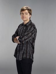 Two and a Half Men – (9. Staffel) - Der etwas begriffsstutzige Jake Harper (August T. Jones) liebt das Essen und Fernsehen ...
