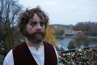 Baskets – Während Chip (Zach Galifianakis) an die besondere Zeit in Paris zurückdenkt, liegt Christine weiterhin im Koma ...