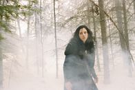 Ginger Snaps Back: The Beginning – In dem Fort in das Brigitte (Emily Perkins) und ihre Schwester Ginger flüchten, misstraut jeder dem anderen. Bei einem Fluchtversuch der Schwestern kommt es zum Chaos im Fort, woraufhin viele sterben und Ginger immer mehr den Fängen des Fluchs verfällt.