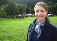 unterwegs – Moderatorin Wasiliki Goutziomitros zu Besuch bei den Highland Games