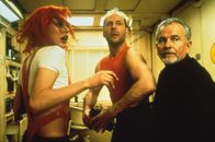 Das fünfte Element – Leeloo (Milla Jovovich, l.), Cornelius (Ian Holm, r.) und Korben (Bruce Willis, M.) sind entschlossen, die vier rettenden Steine in ihren Besitz zu bringen. Mutig nehmen sie den Kampf gegen das Böse auf ...