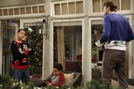 Two and a Half Men – Weihnachten steht vor der Tür und Walden (Ashton Kutcher, r.) und Alan (Jon Cryer, l.) wollen ihrem Pflegesohn Louis (Edan Alexander, M.) ein perfektes Weihnachtsfest organisieren. Doch wird ihnen das gelingen?