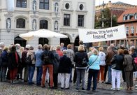 Rote Rosen – ARD ROTE ROSEN FOLGE 1846 Uhr im ERSTEN. Thomas (Gerry Hungbauer, M.) hat sich mit seiner Aussage über minderwertige Arbeitsplatze selbst reingelegt. Tatsächlich erscheinen beim Straßenwahlkampf zu seinem Entsetzen Demonstranten, die ihn mit rohen Eiern bewerfen.