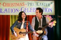 The Middle – Tammy (Casey Wilson, l.) ist die neue Freundin von Reverend TimTom (Paul Hipp, r.).