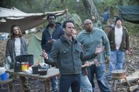 Justified – In den Wäldern von Harlan hat Boyd Crowder (Walton Goggins, M.) ein Zeltlager errichtet, wo er eine Art Kirche betreibt ...