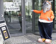 TanzAlarm – Der TanzTapir braucht einen Pass und begibt sich â€“ klar â€“ aufâ€™s Passamt, um diesen zu beantragen.