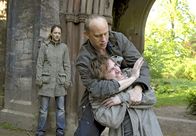 Tatort – Hauptkommissar Kain (Bernd Michael Lade) überwältigt den entflohenen Häftling Michael Köster (Niels Bruno Schmidt) unter den Augen seiner Freundin Judith Wagner (Oona Devi Liebich) in den Morgenstunden im Park in Weimar.