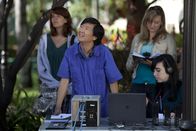 Community – Beobachtet Abed bei seiner Arbeit: Senor Chang (Ken Jeong) ...