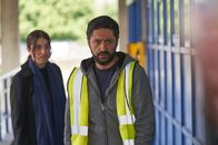 The Bay – Nachdem Kareem Riaz (Ash Tandon) aufgrund eines Hinweises seiner Frau Shazia Riaz (Zahra Ahmadi) von der Polizei verhört wurde, fühlt er sich von ihr betrogen.