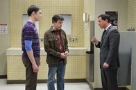 The Big Bang Theory – President Siebert (Joshua Malina, r.) teilt Sheldon (Jim Parsons, l.) und Kripke (John Ross Bowie, M.) mit, dass ein Büro in der Universität frei wird. Ein erbitterter Kampf darum beginnt zwischen den beiden ...