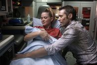 Castle – Das Familienglück ist endlich perfekt: Jenny (Juliana Dever, l.) und Kevin (Seamus Dever, r.)
