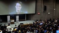 Nackt im Netz - Hacker gegen Überwachung – Edward Snowden ist in der Hackerszene hoch angesehen und gilt als Vorbild. Denn der ehemalige CIA-Mitarbeiter wandelte sich vom technikbegeisterten Hacker zum Whistleblower.