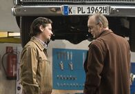 Plötzlich Onkel – 03.09) um 10:30 Uhr im Ersten. Hannes Herbst (Fritz Karl) will bei der Oldtimerrallye Fritz Kaminski (Christian Tasche, re.) schlagen.