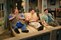 Two and a Half Men – Charlie ist am Leben und möchte Rache. Müssen Alan (Jon Cryer, M.), Walden (Ashton Kutcher, r.) und Berta (Conchata Ferrell, l.) nun um ihr Leben fürchten?