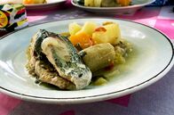 Stadt Land Kunst – Inês' kapverdisches Fischragout besteht aus einer Großen Bernsteinmakrele mit Süßkartoffeln, grünen Bananen und Maniok, gekocht in selbst gemachter Kokosmilch.