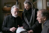 Liebe – Georg (Jean-Louis Trintignant) und Anna (Emmanuelle Riva) sind um die 80, kultivierte Musikprofessoren im Ruhestand. Die Tochter, ebenfalls Musikerin, lebt mit ihrer Familie im Ausland. Eines Tages hat Anna einen Anfall - Beginn einer Bewährungsprobe für die Liebe der Beiden.- Von links: Michael Haneke, Emmanuelle Riva und Jean-Luis Trintignant während der Dreharbeiten.