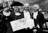 Die Schatzinsel – Die Hispaniola ist vor der Schatzinsel angelangt. Kapitän Smollet (Jacques Monod, l.) erläutert Trelawney (Jacques Dacquemine, m.) und Dr. Levesey (Georges Riquier, r.) anhand der alten Karte des Seeräubers Flint die Einfahrt in die Ankerbucht.