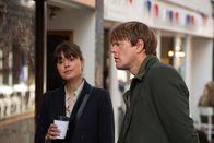 Beyond Paradise – Esther (Zahra Ahmadi) und Humphrey (Kris Marshall) ermitteln im Umfeld von Gwen Tyler, die Opfer eines mysteriösen Angriffs geworden ist.