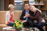 Baby Daddy – Nachdem Tod von Fitch lernt Riley (Chelsea Kane, l.) dessen Vater (Diedrich Bader, M.) kennen, der sie bittet eine Grabrede zu halten. Keine leichte Aufgabe für Riley, da sie sich eigentlich von Fitch trennen wollte. Währenddessen setzt sich Bonnie (Melissa Peterman, r.) in den Kopf, die Aufmerksamkeit von Fitchs wohlhabenden Vater auf sich zu ziehen ...