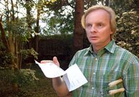 Plötzlich Millionär – Benno (Uwe Steimle) kann es nicht fassen, dass sein Arbeitgeber ihm einfach kündigt.
