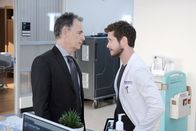 Atlanta Medical – Dr. Randolph Bell (Bruce Greenwood, l.); Dr. Conrad Hawkins (Matt Czuchry, r.)