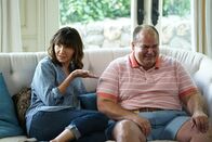 The Last Man on Earth – Die Tatsache, dass er Pat umgebracht hat, macht Todd (Mel Rodriguez, r.) fertig. Kann Gail (Mary Steenburgen, l.) ihn wieder aufmuntern?