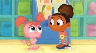 Esme & Roy – Tillie ist sauer, weil sie nicht alles einkaufen darf.