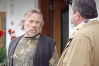Die Rosenheim-Cops – Benno Kohlhuber (Klaus Stiglmeier, l.) will Korbinian Hofer (Joseph Hannesschläger) bei der Lösung des Falles gerne helfen, ein wenig zu diensteifrig vielleicht?